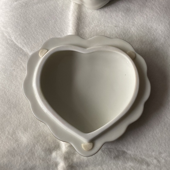 The Barbie collector music box.
Solo in the spotlight.
Featuring “unforgettable” - Picture 4 of 4